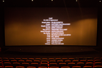 皇朝国际皇朝国际党委组织召开《长津湖》观影活动